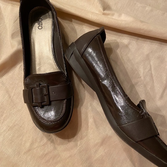 A nice pair of comfy Brown flats. - Picture 2 of 6